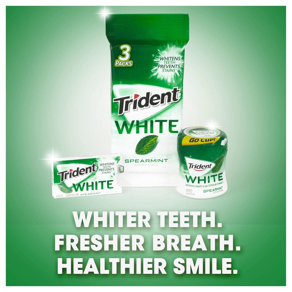 Persona masticando Trident White tras comer para aliento fresco inmediato