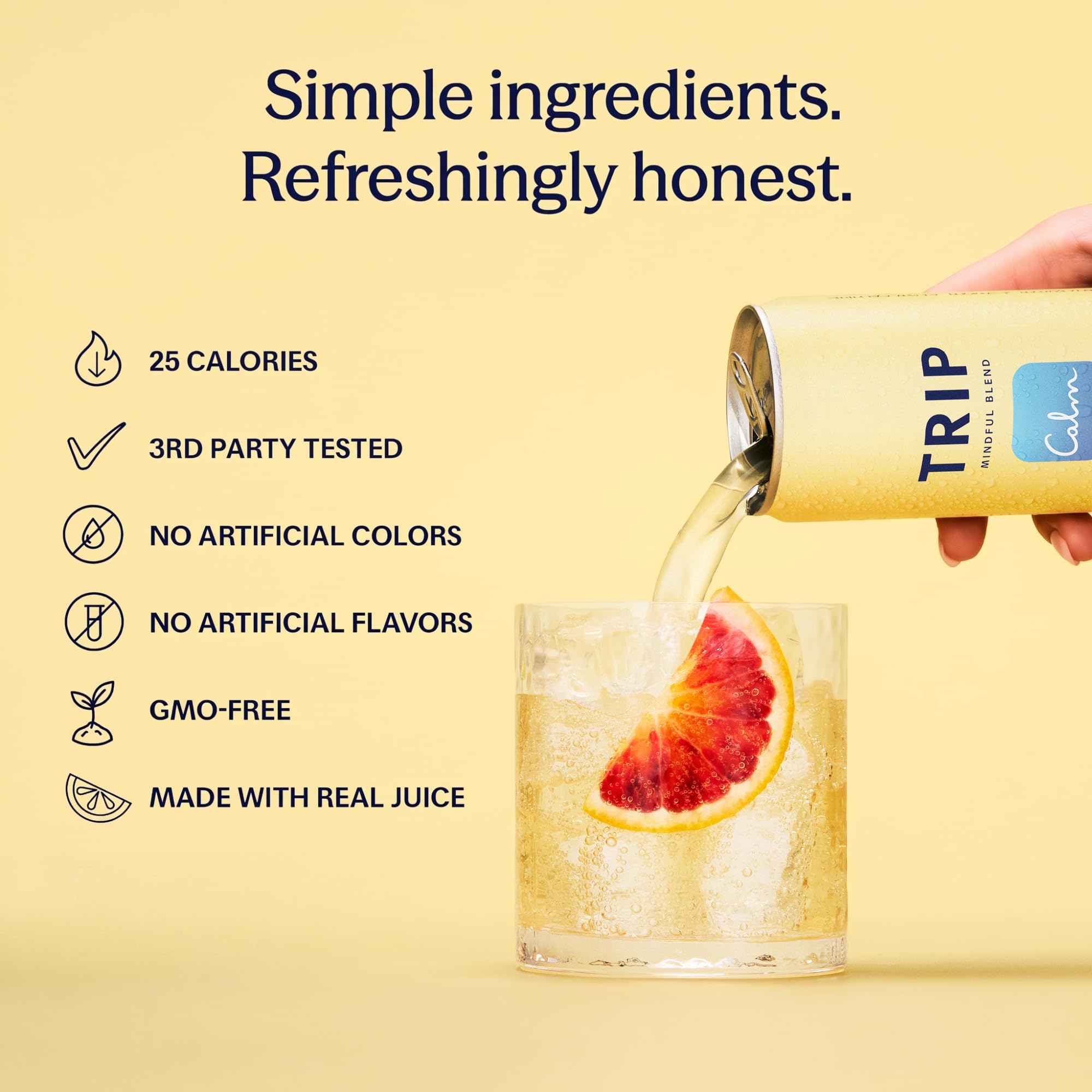 TRIP mano sosteniendo lata Blood Orange para consumo fácil y social