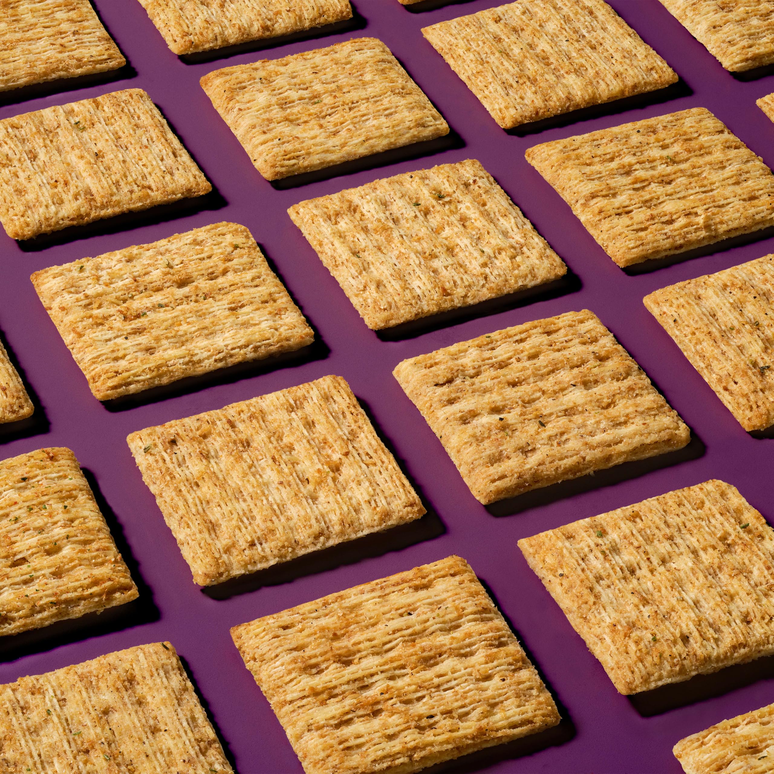 Triscuit comparación de tamaño en mano, porciones prácticas para snacks