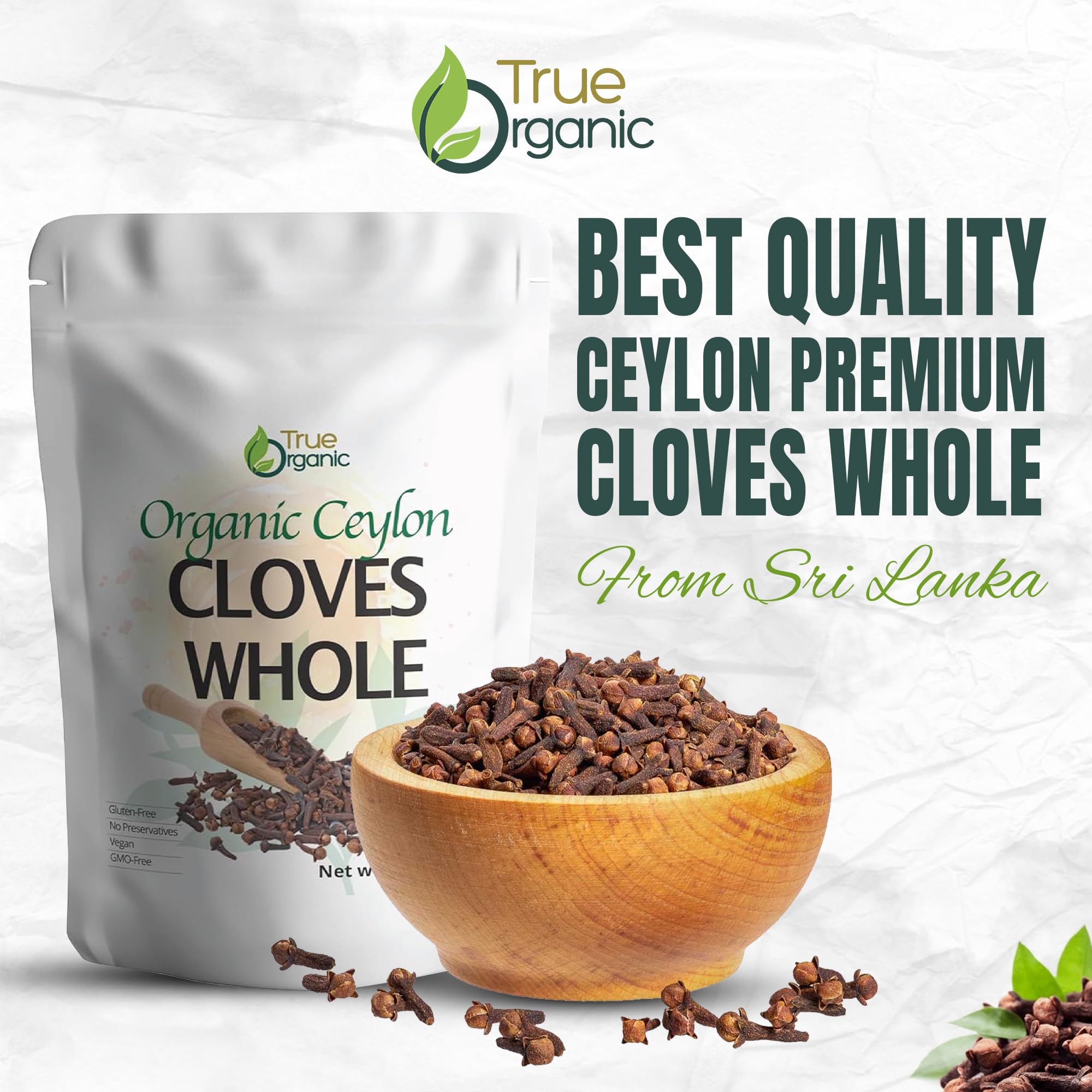 True Organic cuchara con clavos enteros midiendo porciones para recetas
