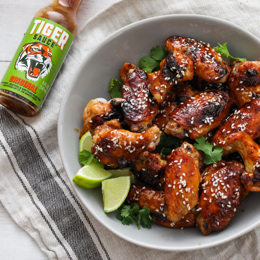Try Me Tiger Sauce en mesa con platos variados, aporta versatilidad y sabor