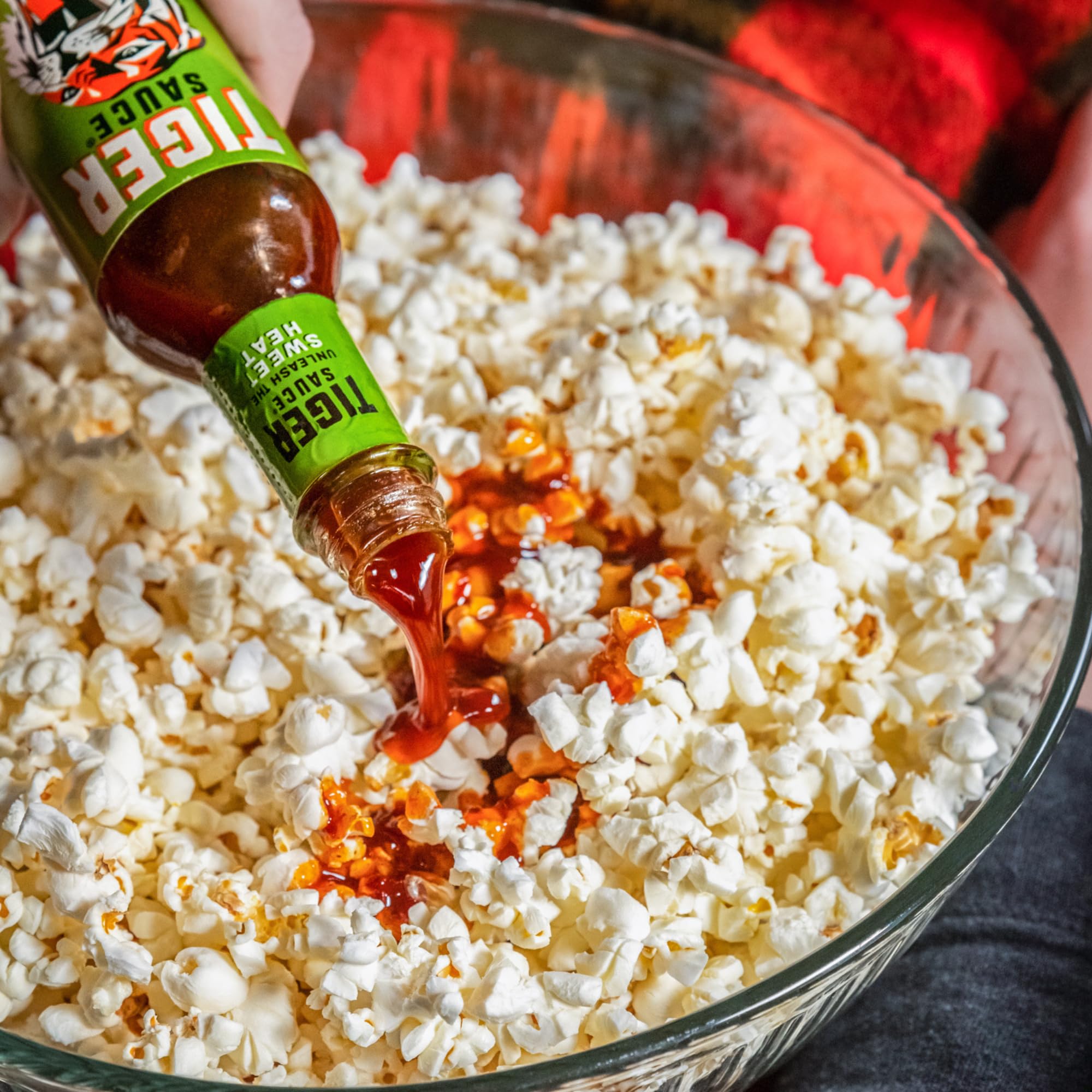 Try Me Tiger Sauce junto a objetos para comparar tamaño práctico