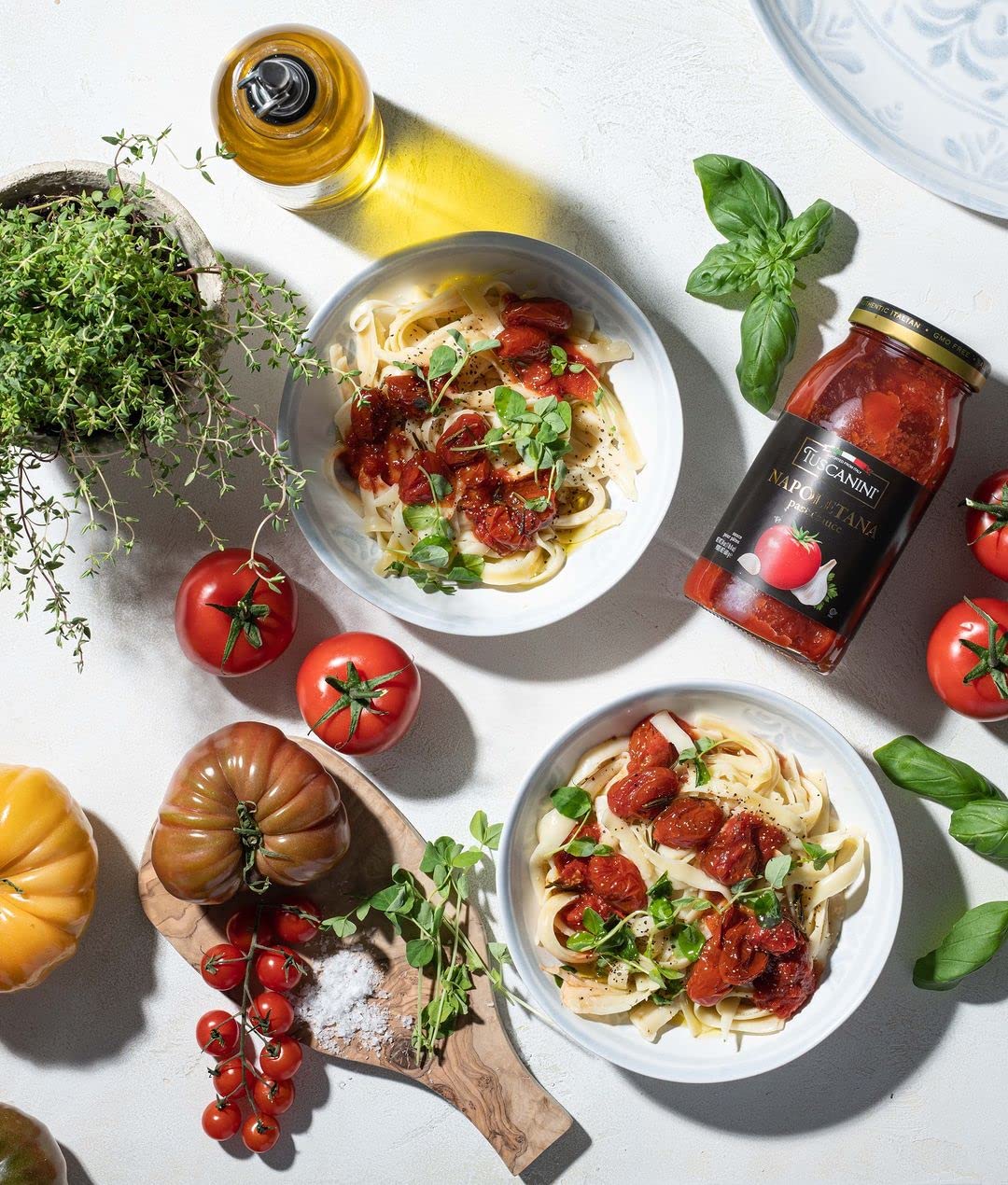 Tuscanini textura cercana con trozos de tomate y aroma casero evidente