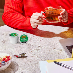 Twinings taza servida con té negro robusto lista para beber y disfrutar