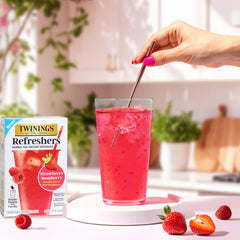 Twinings sobre abierto con polvo y trozos de fruta listo para mezclar fácilmente
