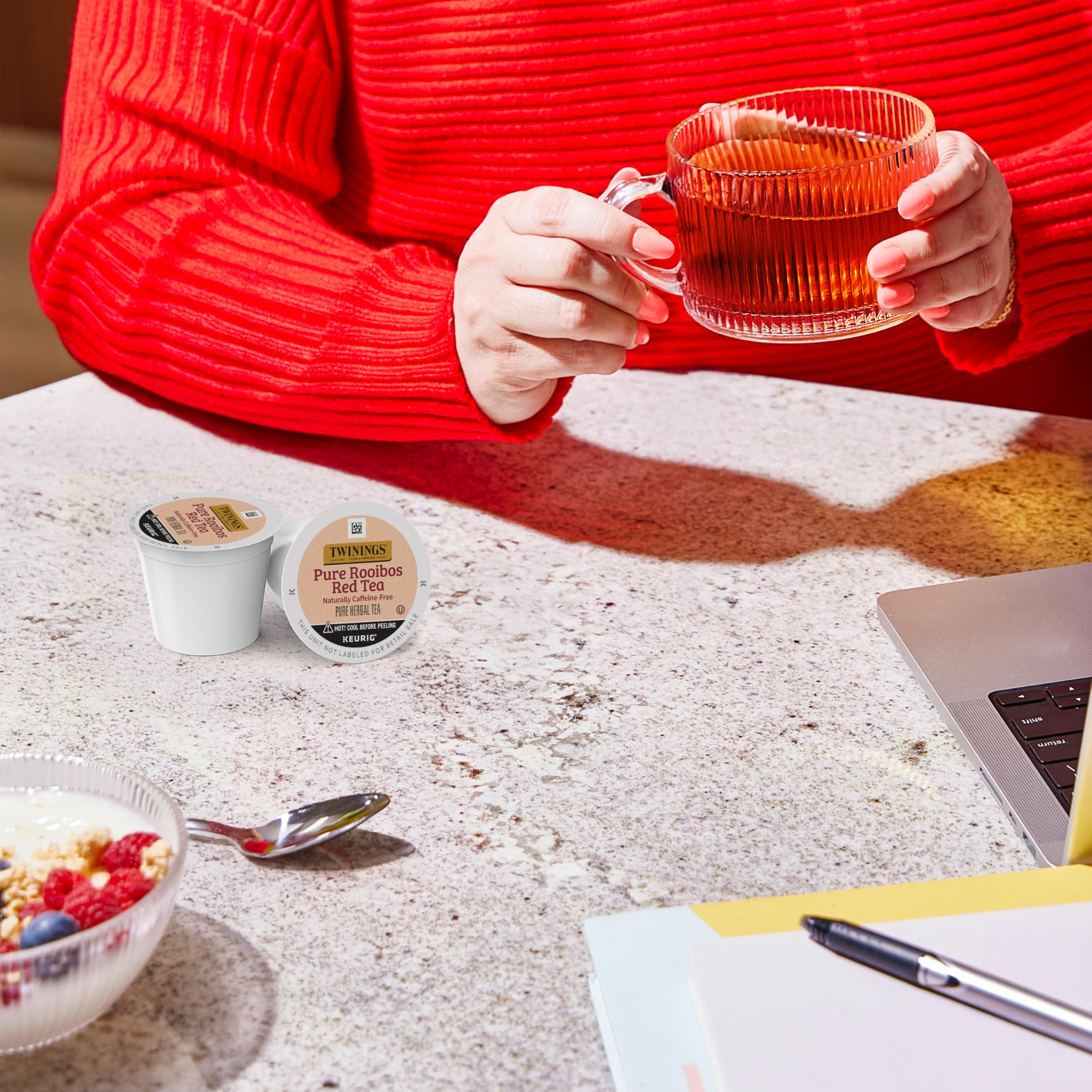 Twinings taza con Rooibos caliente destacando color y aroma reconfortante