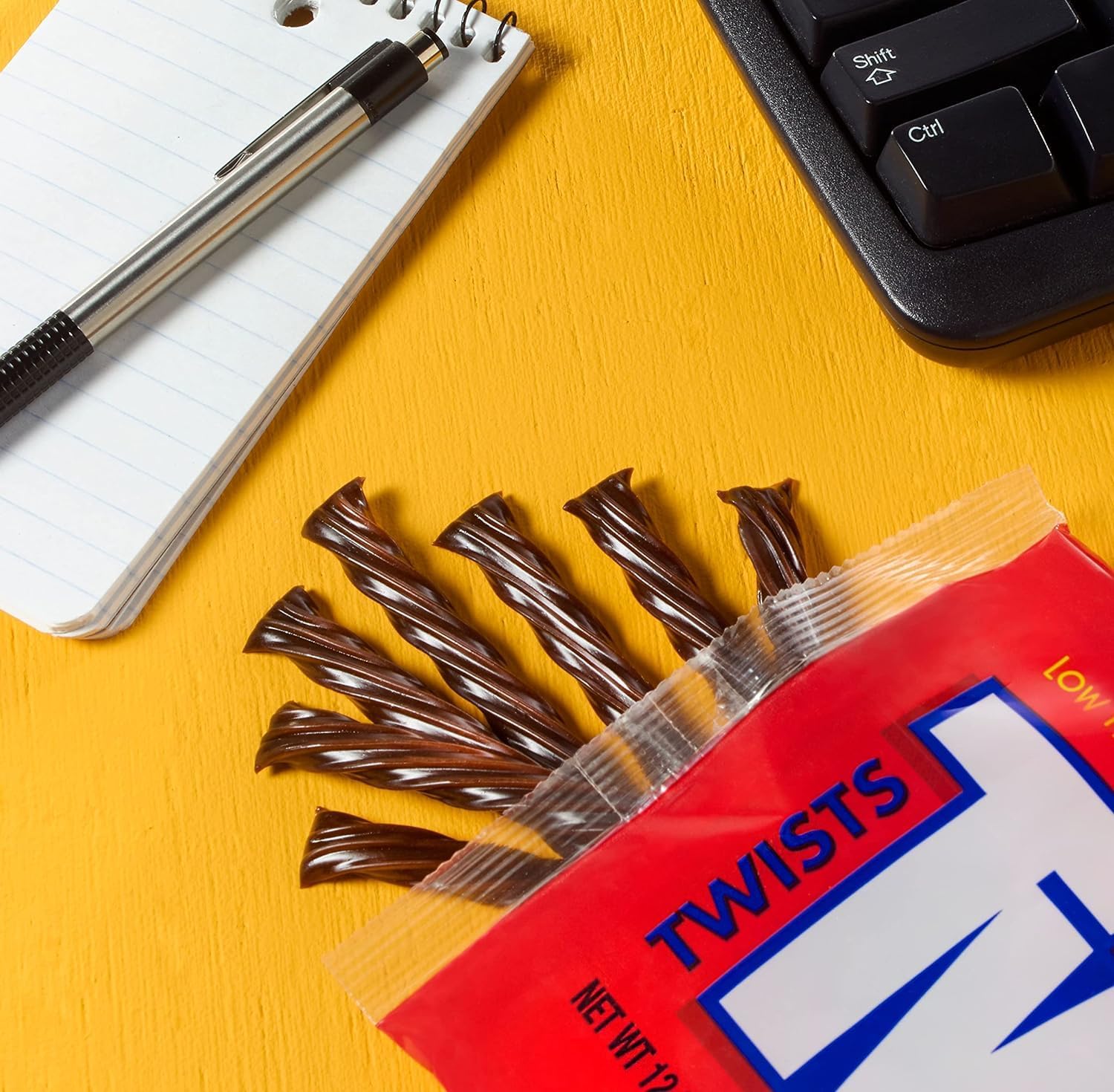 Twizzlers comparación de tamaño junto a regla para referencia de porción, Twizzlers práctico