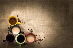 Two Rivers Coffee cápsula colocada en cafetera K-Cup preparando café