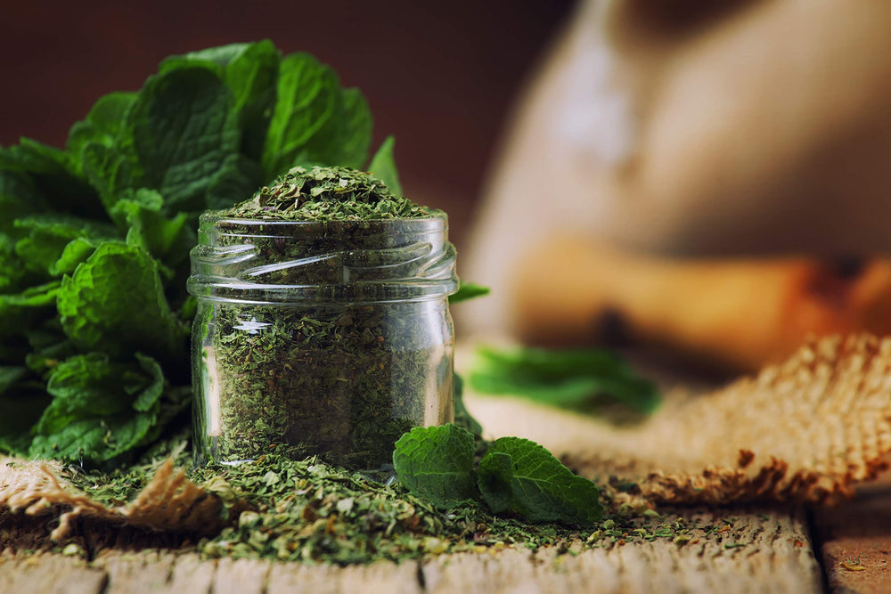 U.S. Wellness Naturals hojas de peppermint cerca mostrando textura fresca