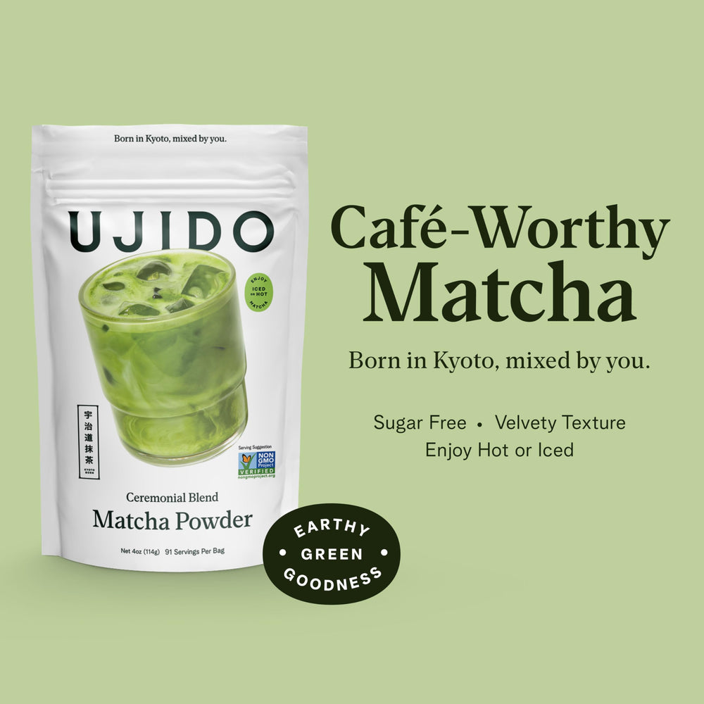 Ujido Matcha escala 4 oz junto a una cuchara para referencia de tamaño práctico
