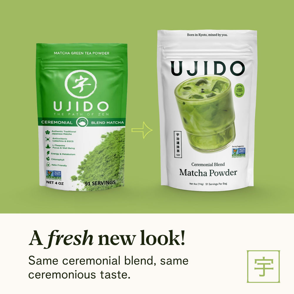 Ujido Matcha en taza batido ceremonially con espuma ligera listo para beber