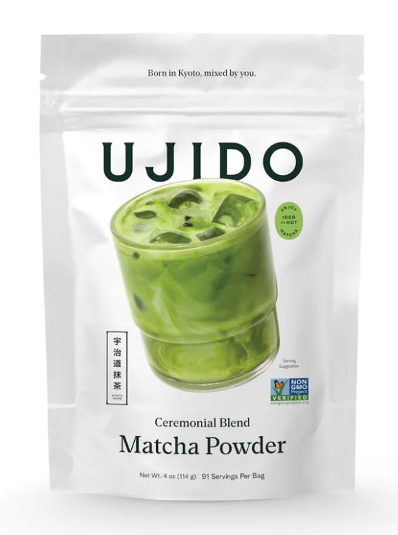 Ujido taza con matcha preparado y espuma, sabor vegetal y aspecto cremoso