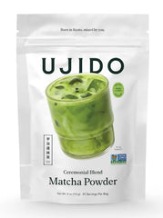 Ujido taza con matcha preparado y espuma, sabor vegetal y aspecto cremoso
