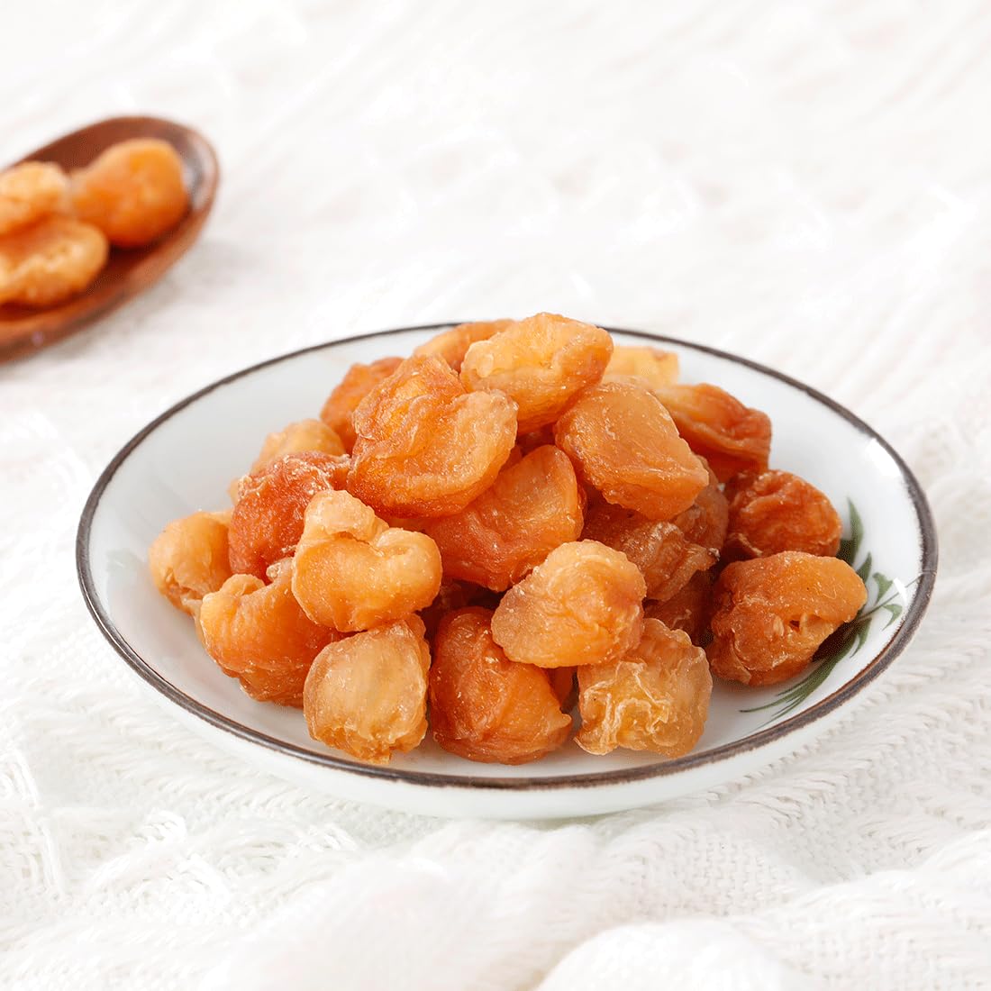 ULTHMOK longan infusionándose en taza de té para bebida aromática