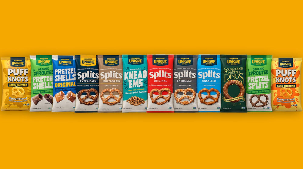 Unique Snacks paquete abierto con montoncito de pretzels para picar