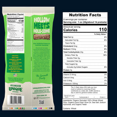 Unique Snacks pretzel en mano comparando tamaño y facilidad de consumo