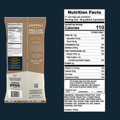 Unique Snacks pretzels en mano escala que muestra tamaño y portabilidad