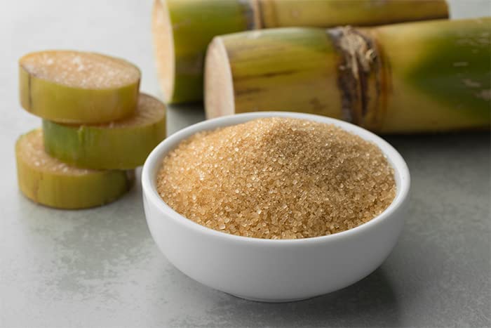 Comparación de tamaño del paquete Unpretentious 8 lb junto a objetos de cocina