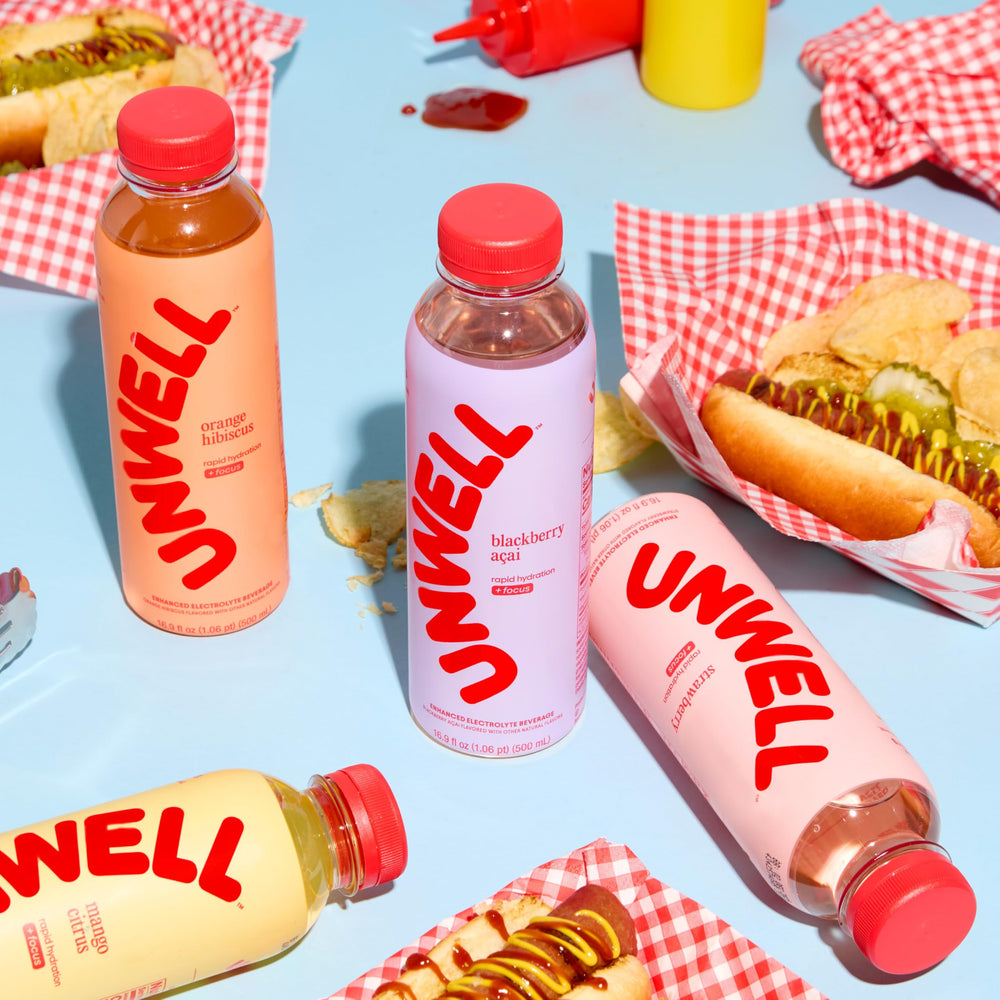 Unwell botella en mano muestra tamaño de 16.9 fl oz y portabilidad