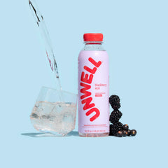 Unwell líquido vertiéndose, textura clara y refrescante visible