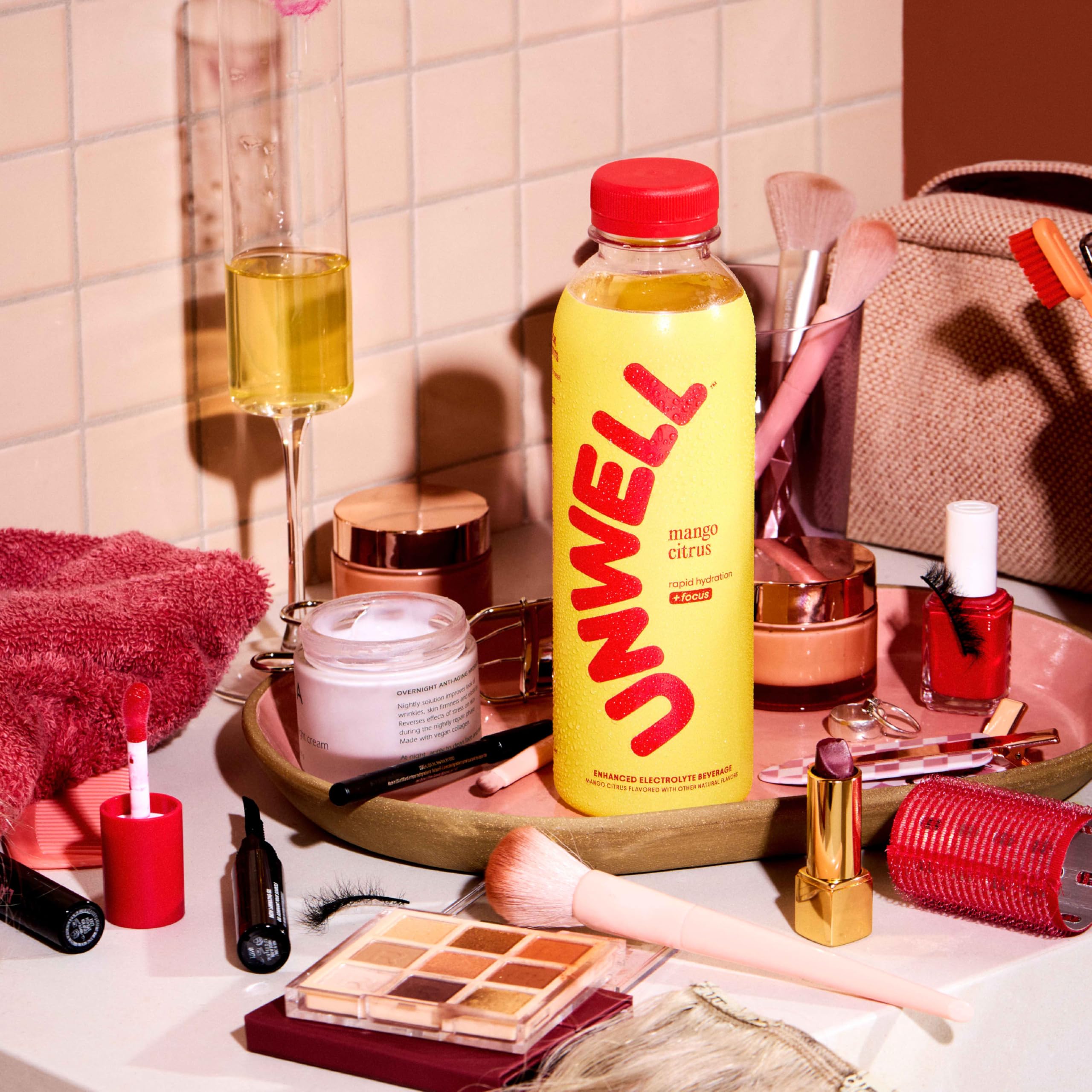 Botella Unwell vertiéndose en vaso para demostrar fácil consumo inmediato