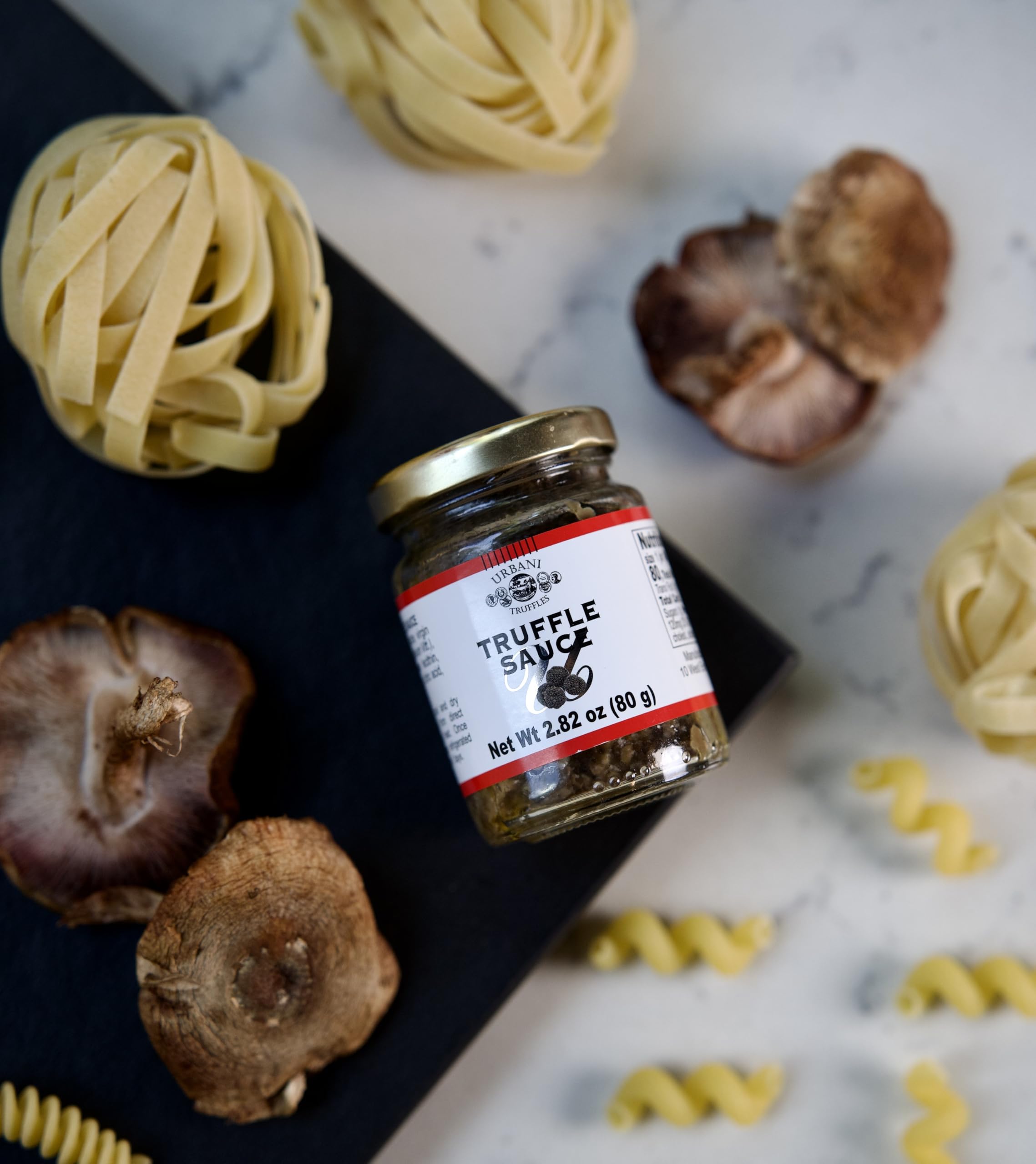 Urbani Truffles cuchara con porción de salsa destacando textura en aceite