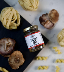 Urbani Truffles cuchara con porción de salsa destacando textura en aceite