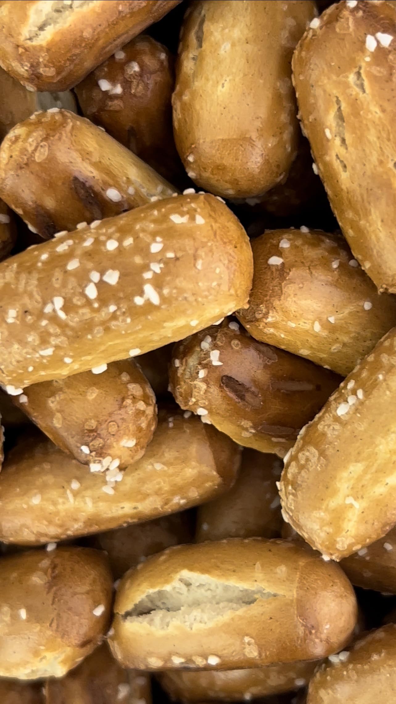 Utz pretzel junto a mano para comparar tamaño práctico
