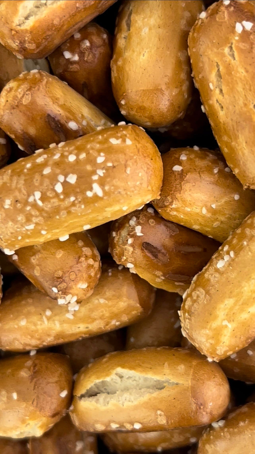 Utz pretzel junto a mano para comparar tamaño práctico