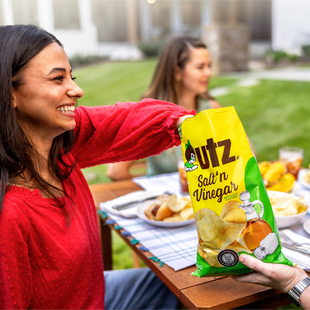 Mesa de picnic con Utz salt & vinegar como snack compartido
