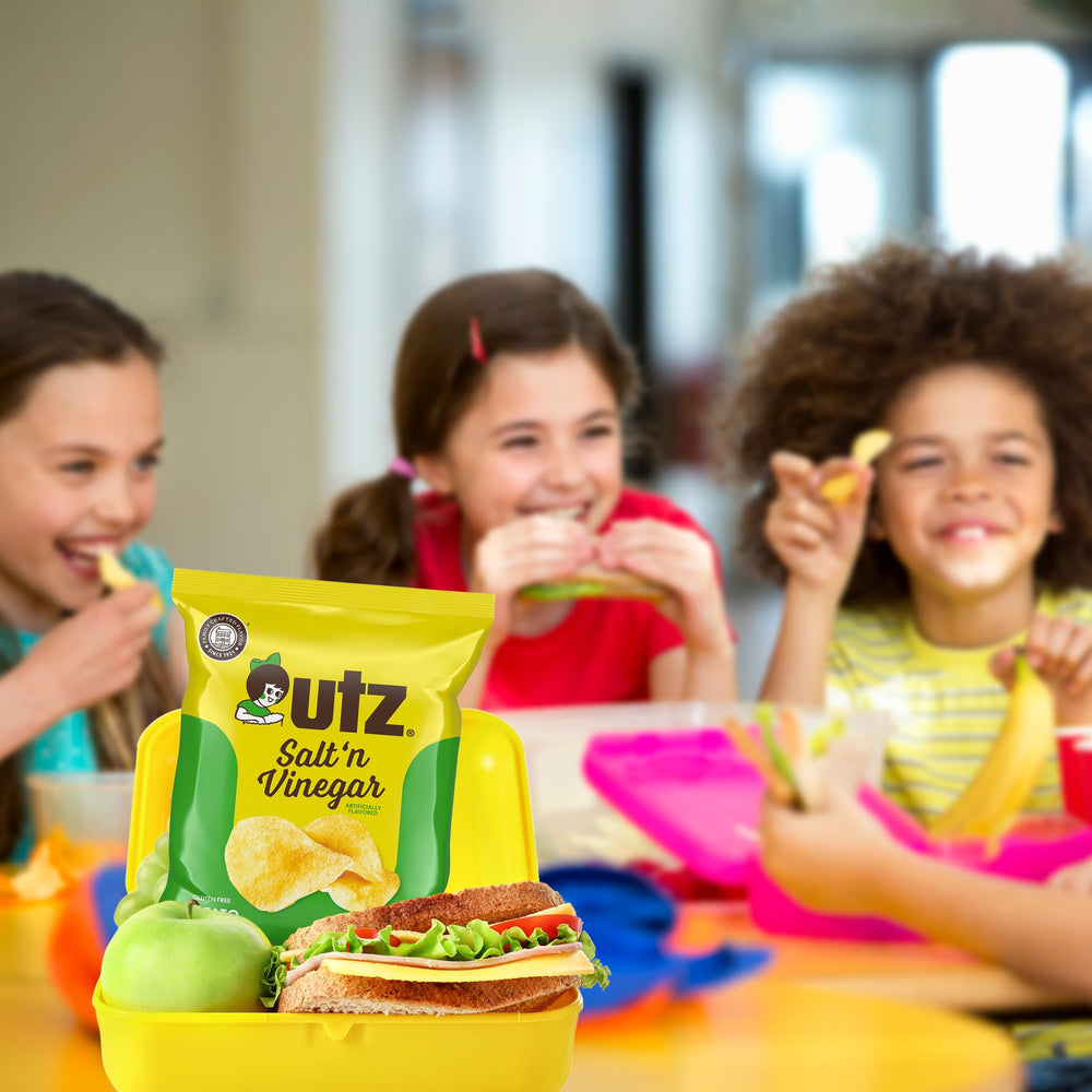 Bolsa Utz salt & vinegar abierta con chips crujientes visibles