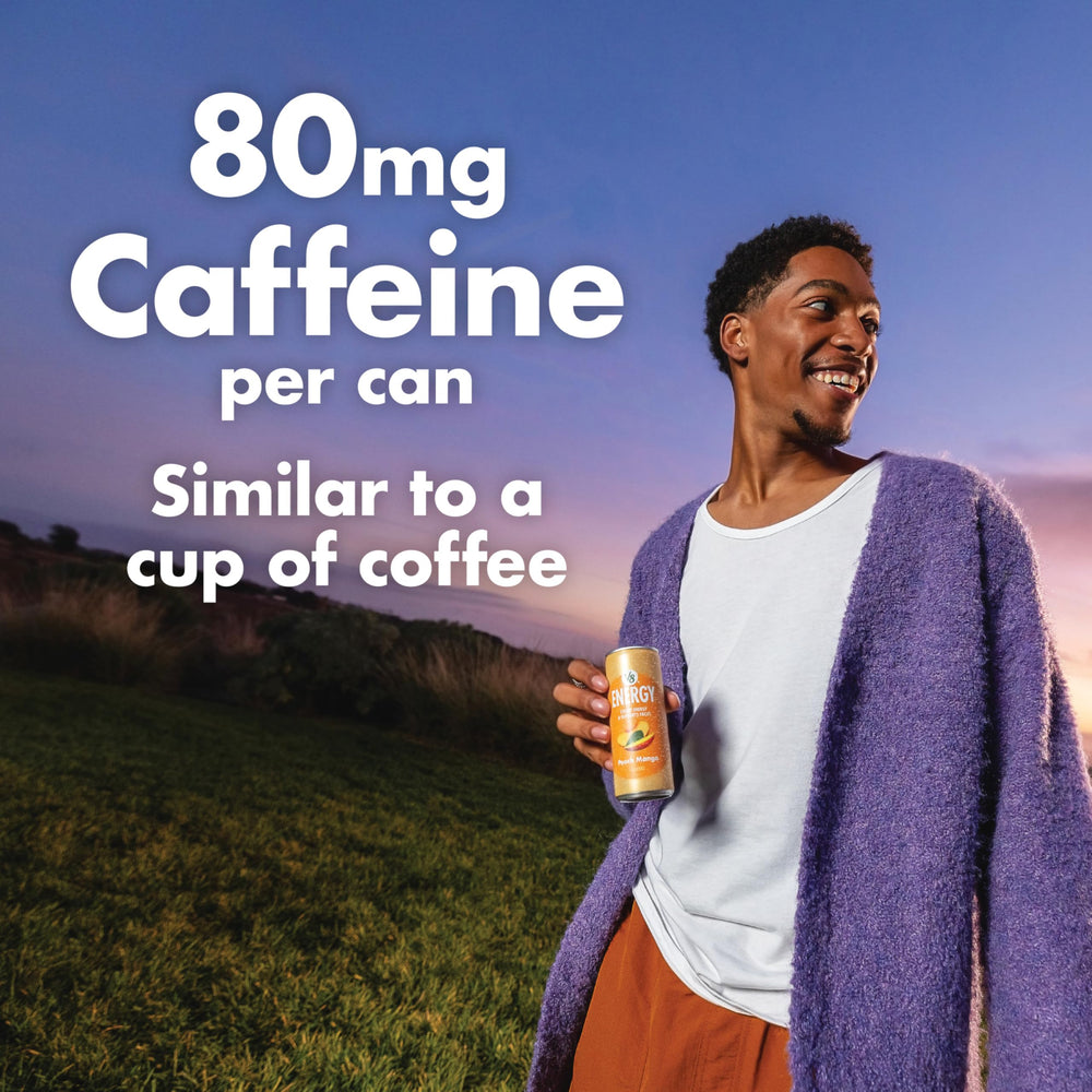 V8 lata en mano para comparar tamaño y llevar como alternativa al café