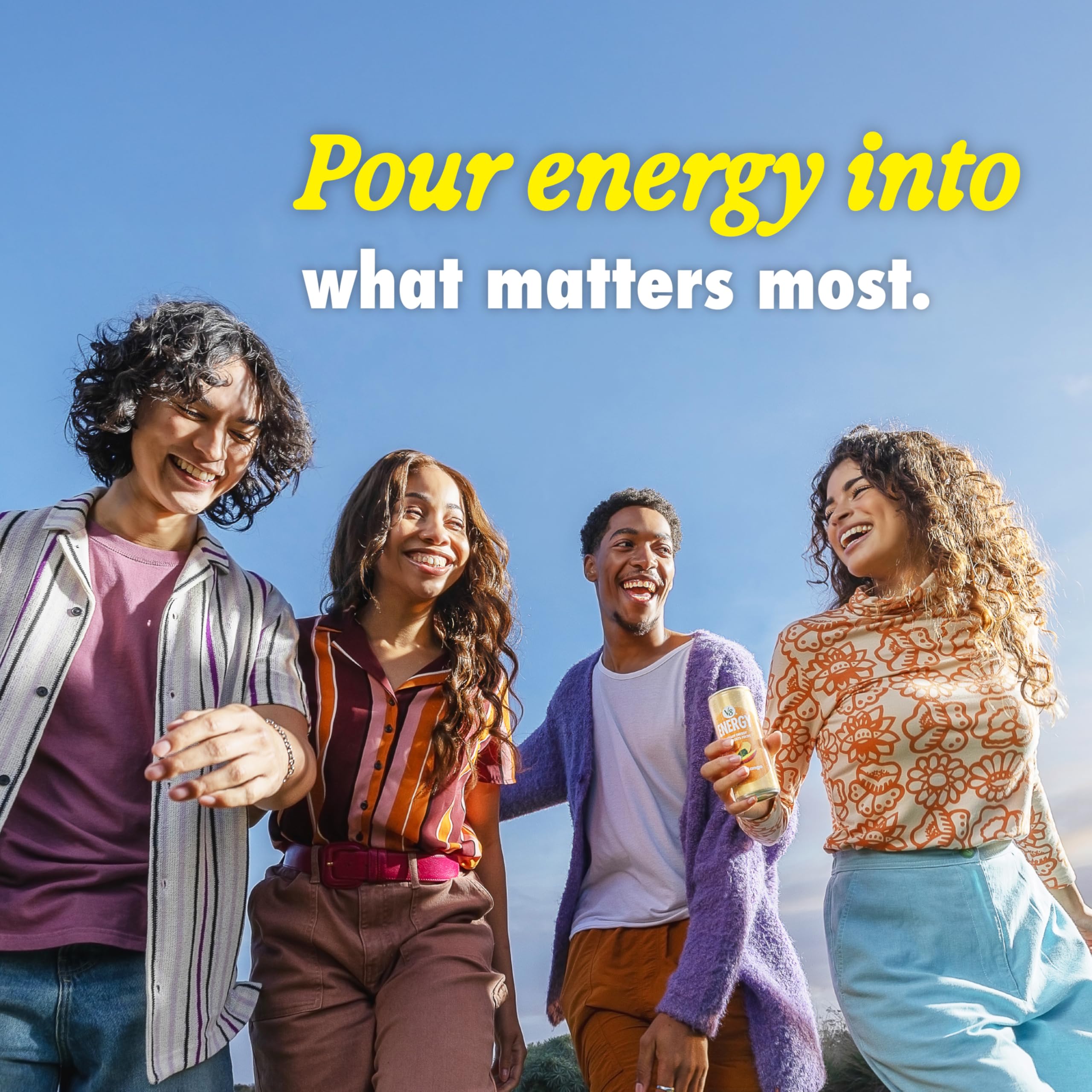 V8 Energy lata Cherry Lime en mano muestra portabilidad y conveniencia