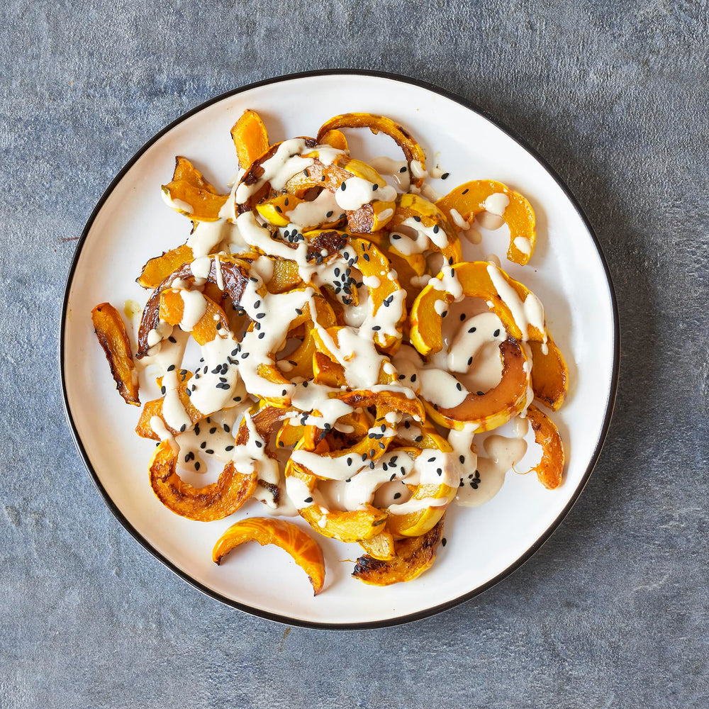 Villa Jerada tahini mezclado en hummus cremoso listo para servir