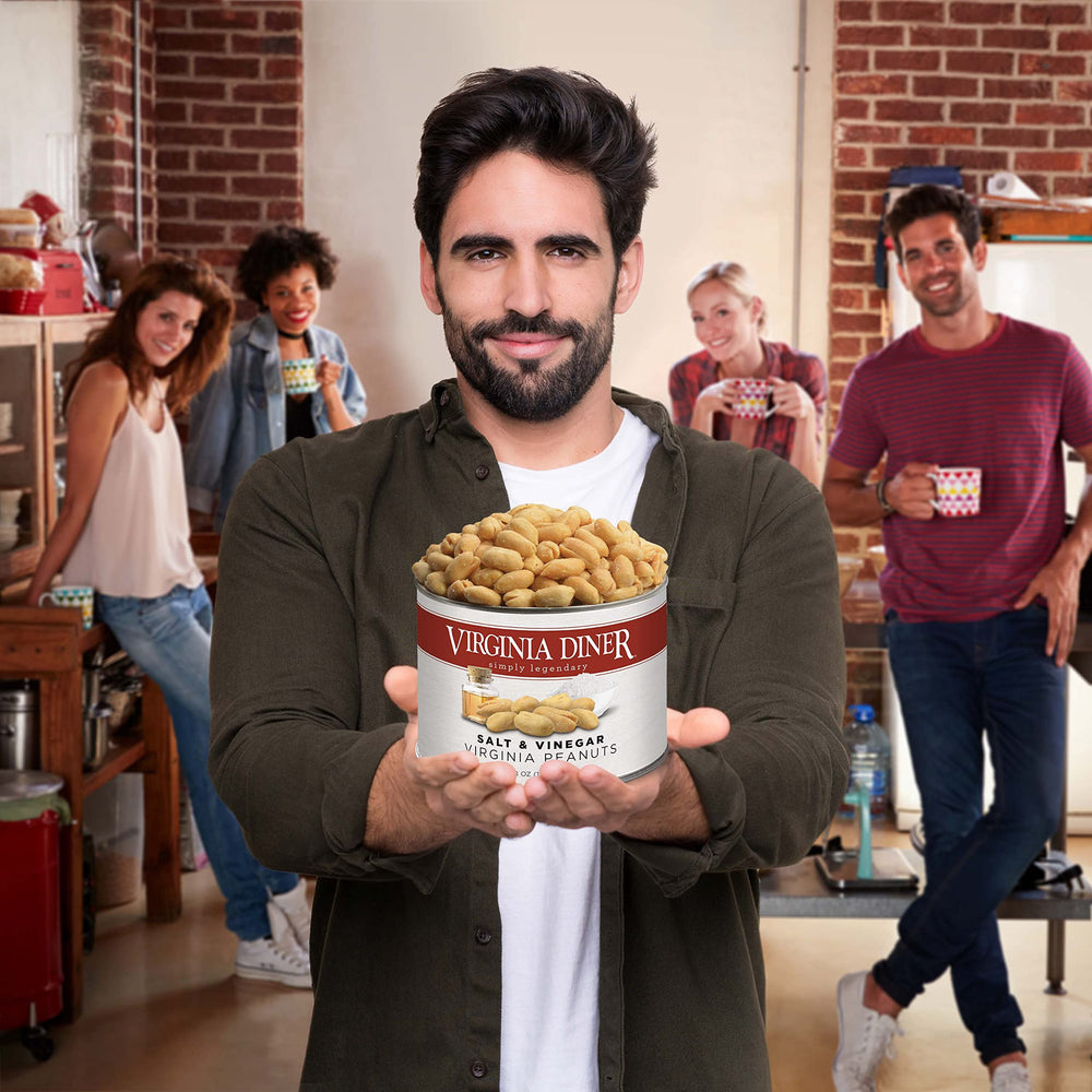 Virginia Diner cacahuete junto a mano mostrando tamaño extra grande