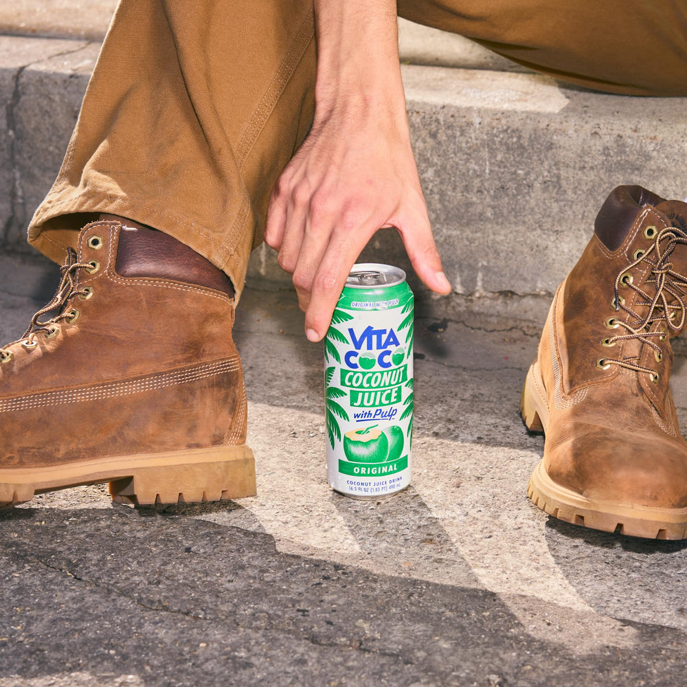 Vita Coco botellas frías en hielera listas para beber en exterior
