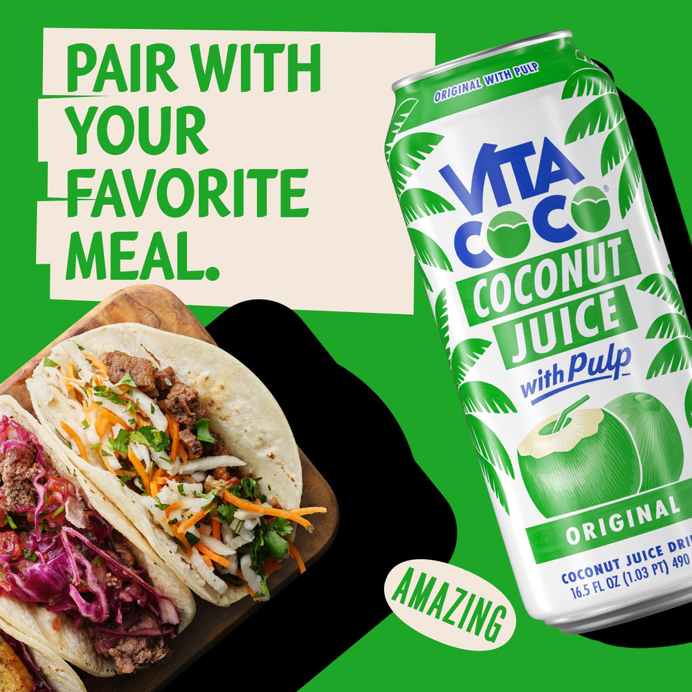 Vita Coco botella en mano para comparar tamaño y llevar