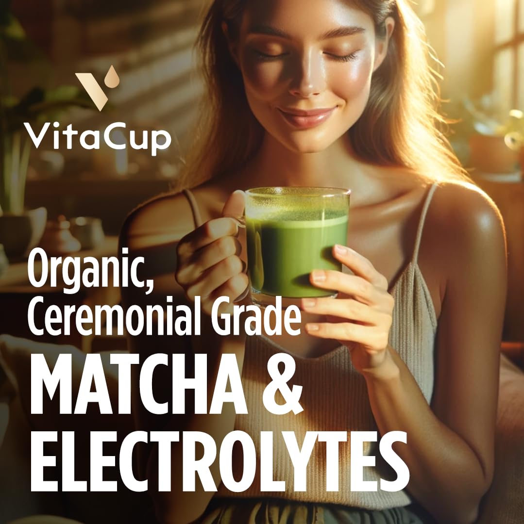 VitaCup sobre abierto mostrando polvo verde de matcha ceremonial para sabor auténtico
