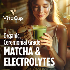 VitaCup sobre abierto mostrando polvo verde de matcha ceremonial para sabor auténtico