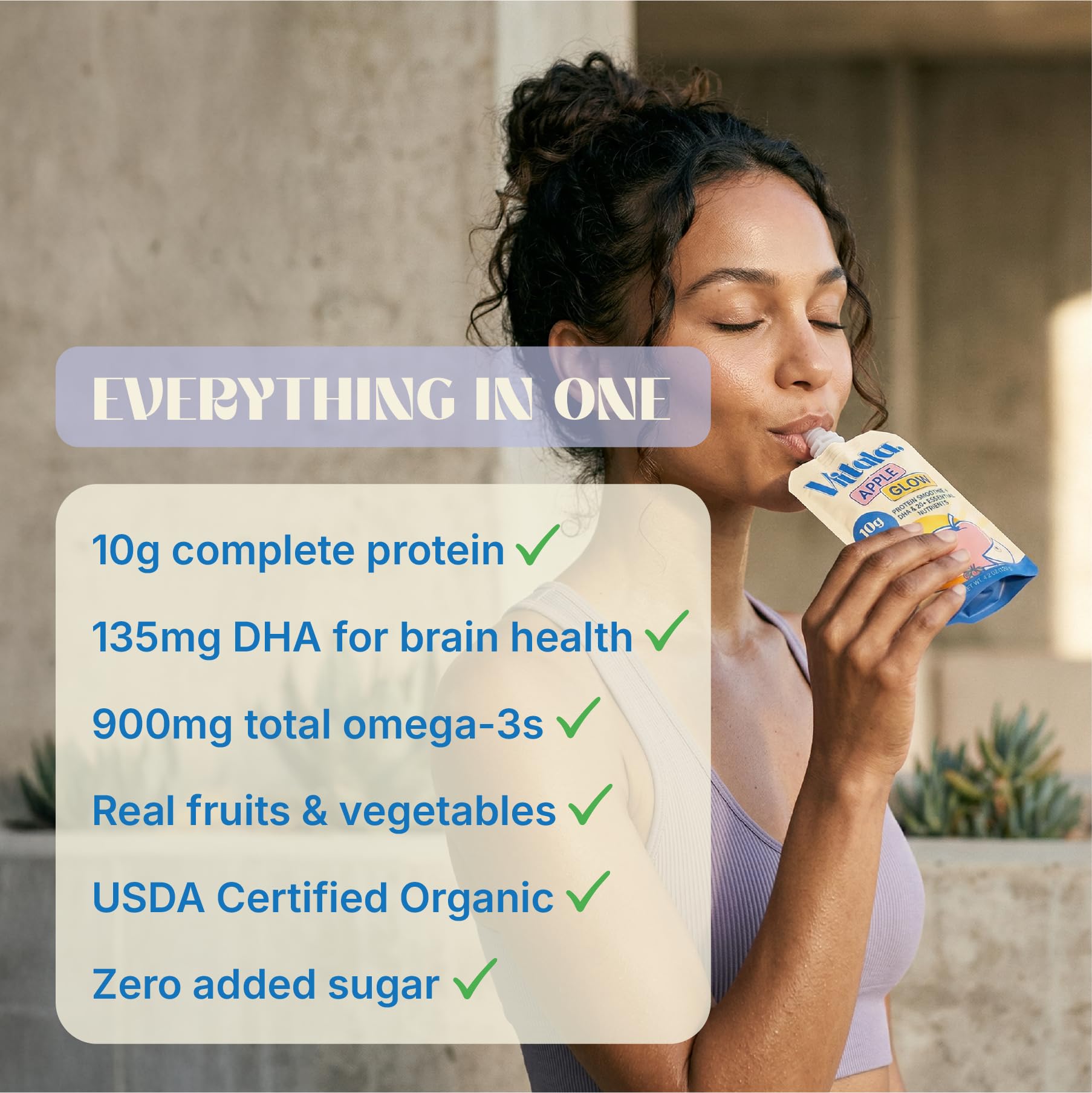 Vitala pouch en mano para comparar tamaño y facilidad de uso