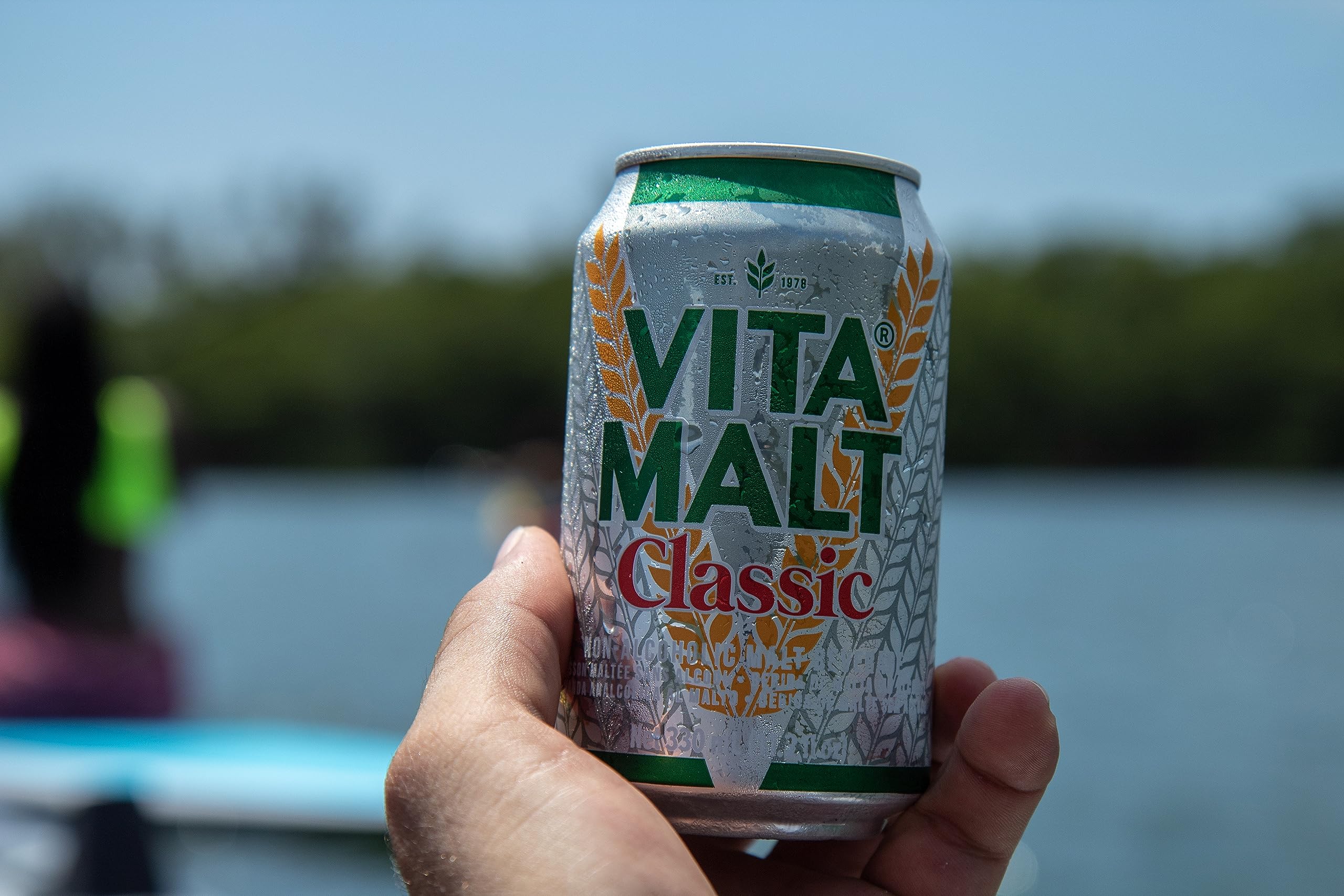 vitamalt servida en vaso con hielo destacando disfrute frío