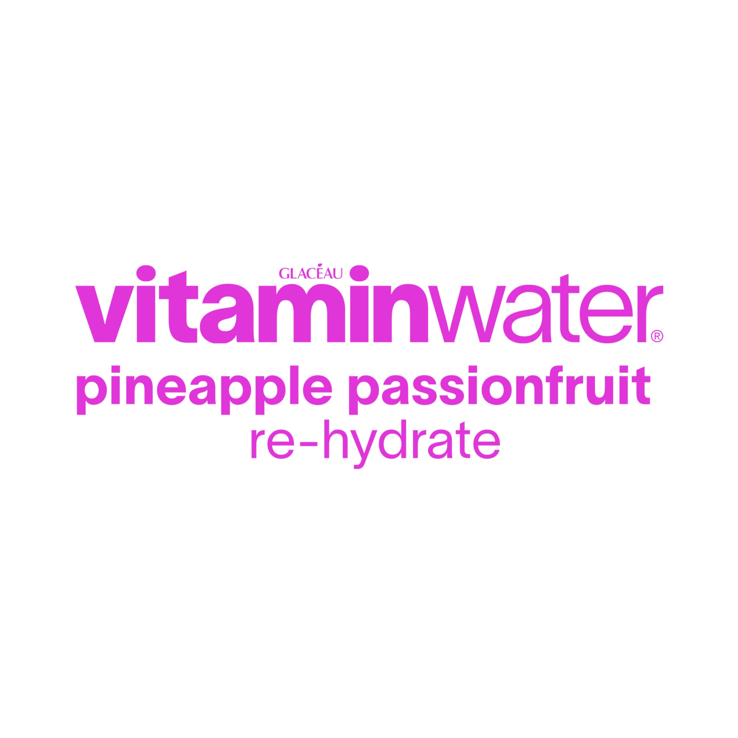 vitaminwater botella en mano para mostrar portabilidad y conveniencia