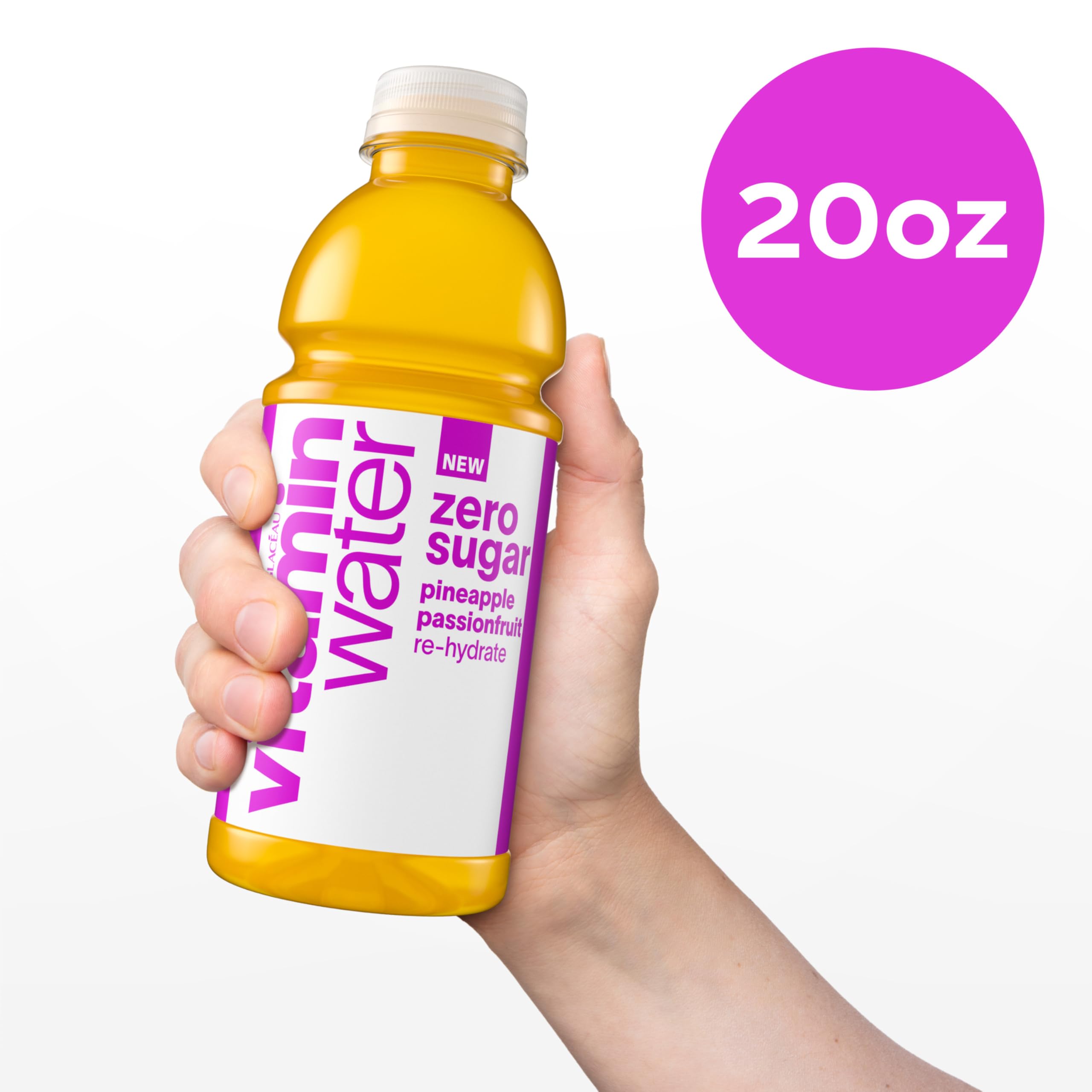 vitaminwater botella junto a equipo de gimnasio para uso tras ejercicio