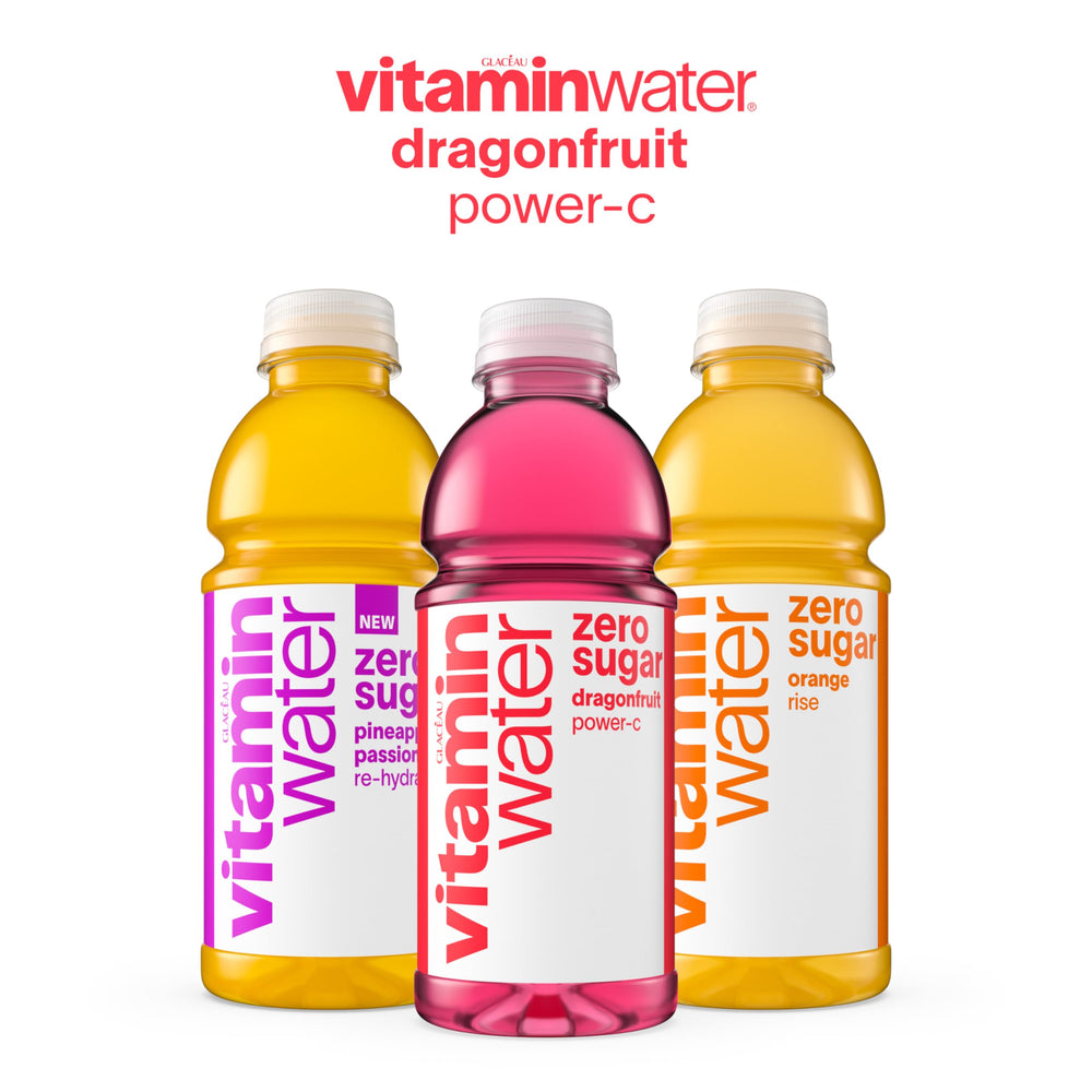 vitaminwater botellas en nevera demostrando conservación fría y lista para beber