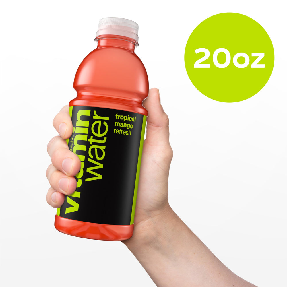vitaminwater vertido en vaso mostrando color y sensación refrescante