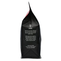 Volcanica Coffee granos siendo molidos para resaltar preparación y aroma