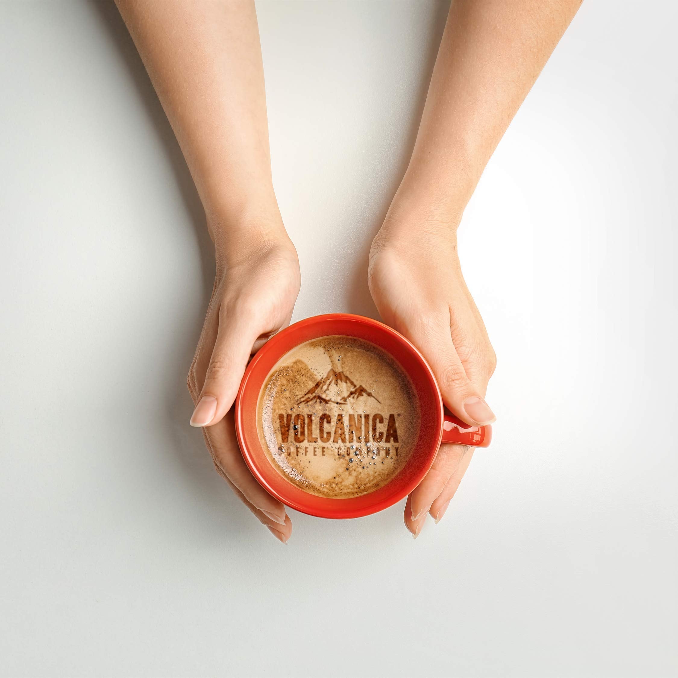 Volcanica Coffee taza servida en ambiente cálido mostrando sabor balanceado