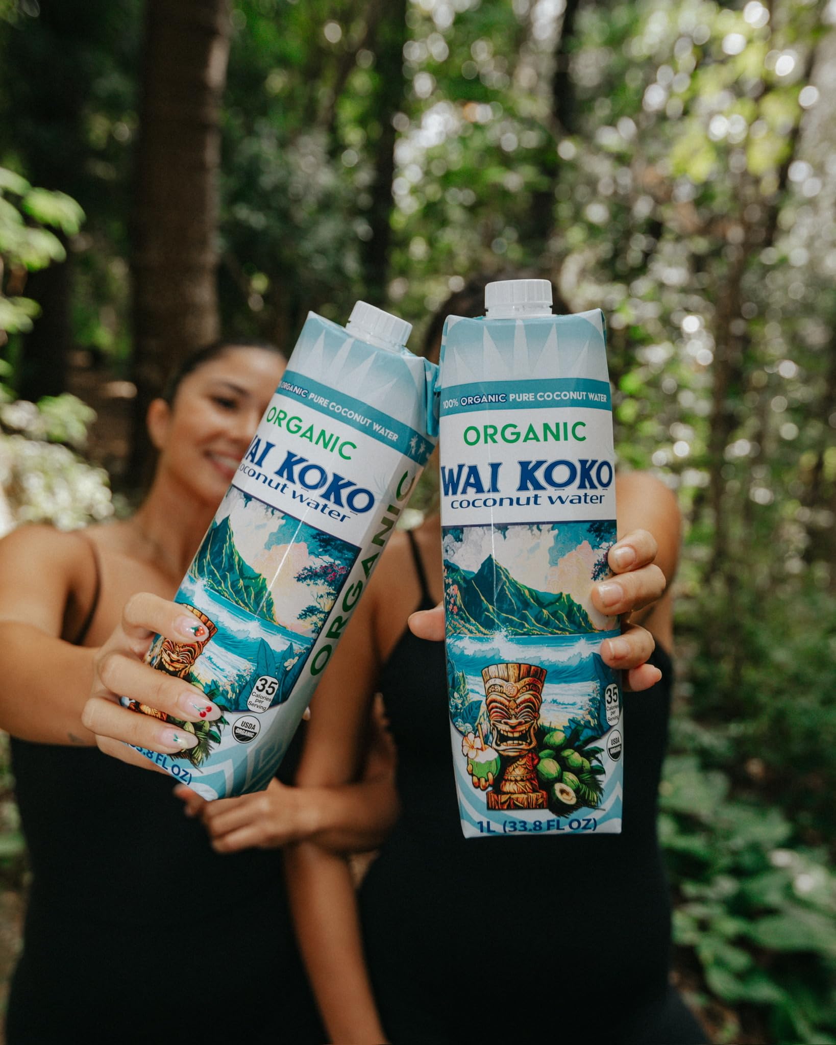 Wai Koko producto en uso vertido en vaso con hielo para hidratación rápida