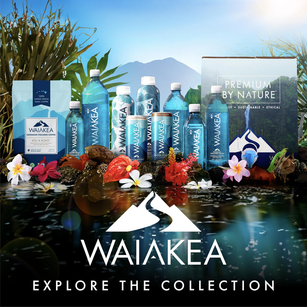 Waiākea botellas sobre fondo de paisaje hawaiano mostrando origen