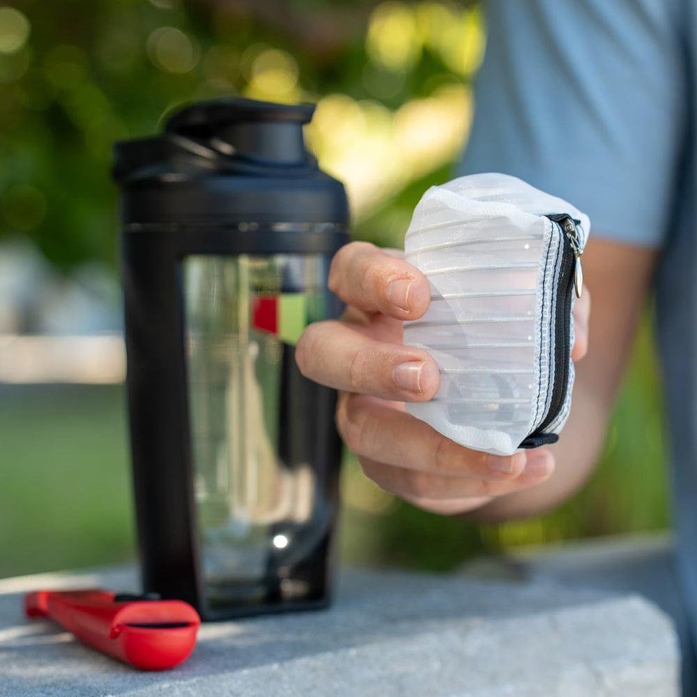 Wakacon Kava Pounder junto a una taza para comparar tamaño y control